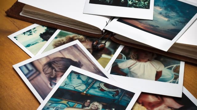 PHOTOGRAPHS TELL YOUR LIFE STORY